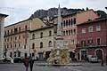 Tagliacozzo Piazza Oblisco - al centro, la fontana dellObelisco del 1824 che sostitu lantico pilozzo di pietra, dove venivano fatti sedere alla pubblica gogna i debitori insolventi